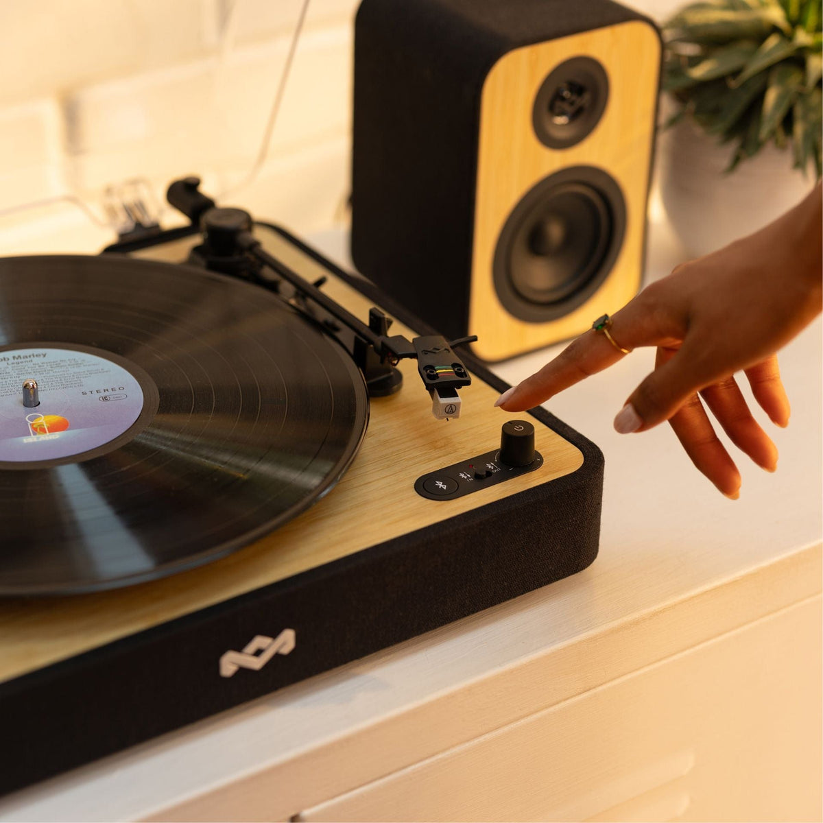 HOUSE OF MARLEY REVOLUTION BT TURNTABLE WITH SPEAKERS SIGNATURE BLACK 846885011379