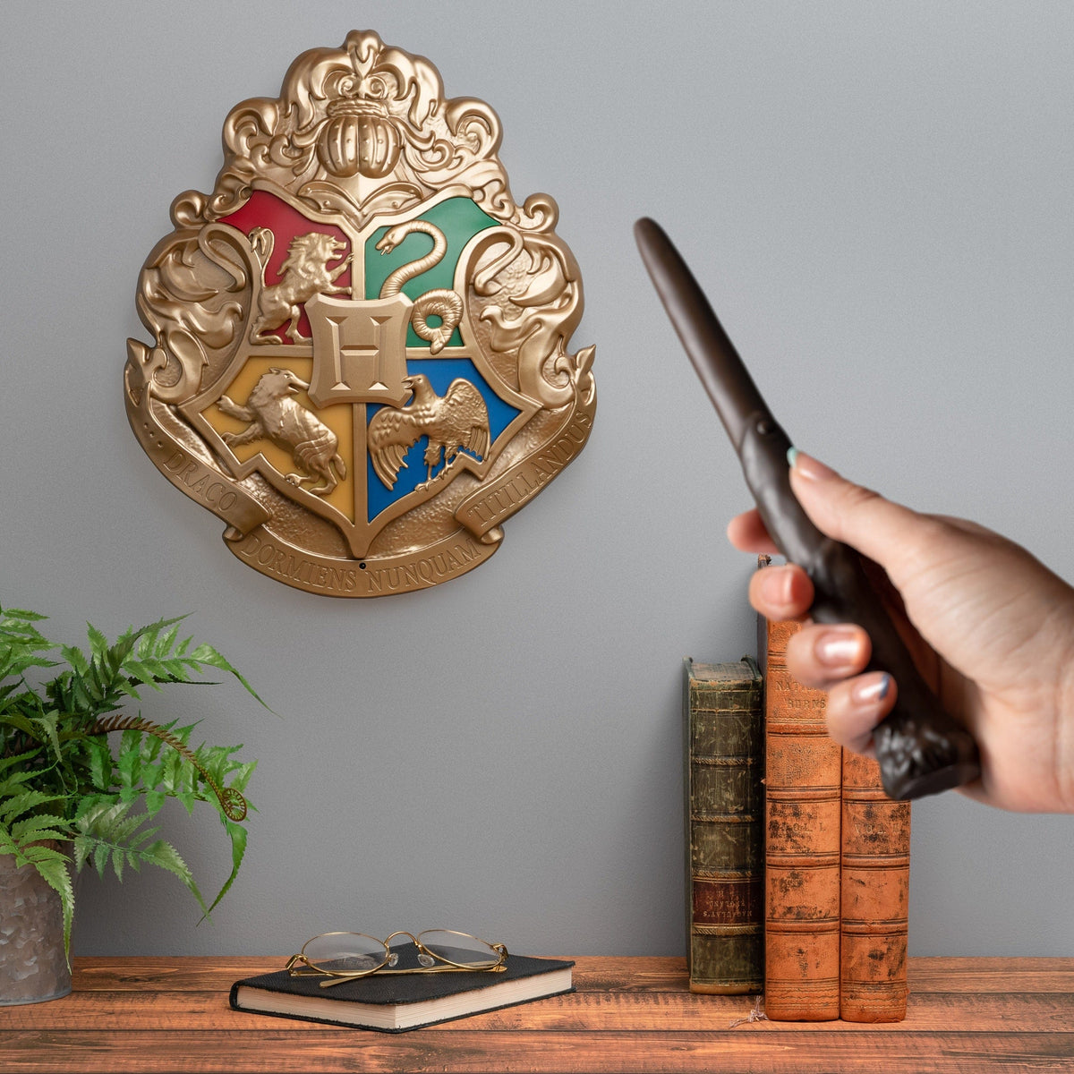 PALADONE HOGWARTS CREST LIGHT WITH WAND 5055964787868
